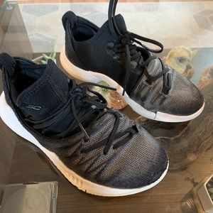 Boys steph curry sneakers. Sz 2Y.